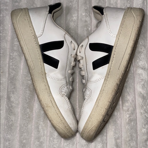 Veja Sneakers | Size 7 Women - Picture 2 of 7